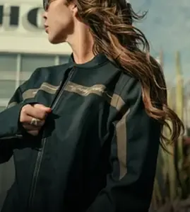 Chica motera con chaqueta Harley-Davidson.