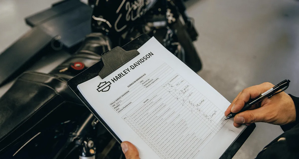 Recepción de taller de motos Harley-Davidson® con experto en atención al cliente