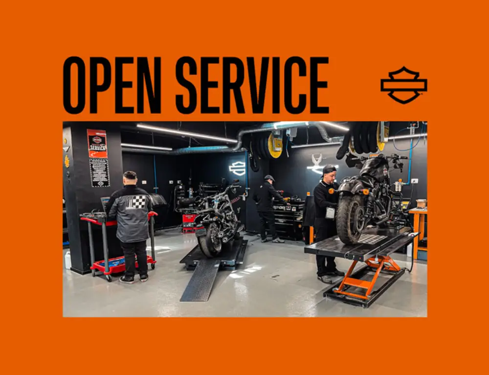 Recepción de taller de motos Harley-Davidson® con experto en atención al cliente